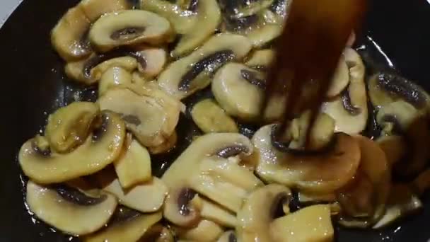 煮蘑菇。烤的蘑菇 — 图库视频影像