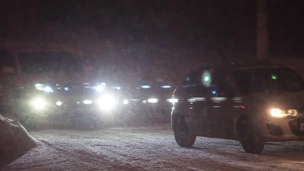 Novokuznetsk, Rusia - 21 de diciembre de 2016: Blizzard, tráfico de coches por la noche en la ciudad — Vídeo de stock