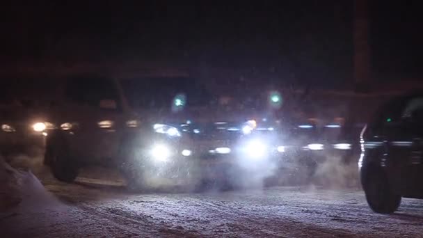 노보쿠즈네츠크, 러시아-12 월 21 일, 2016: 블리자드, 도시에 밤에 자동차 소통량 — 비디오