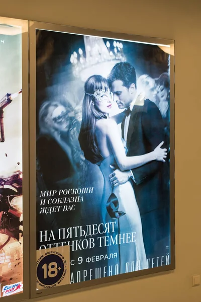 Novokuznetsk, Rusya Federasyonu - 07 Ocak 2017: elli tonları daha koyu, bir Amerikan erotik romantik-drama filmidir. Aktörler Jamie Dornan ve Dakota Johnson. Imax sinema poster. Kağıda basılı poster. — Stok fotoğraf