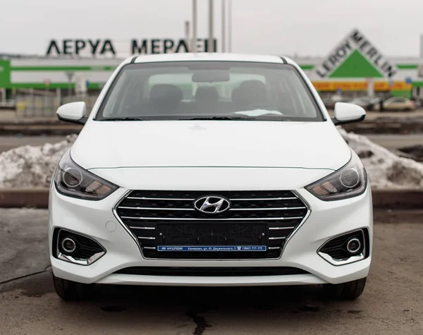 Novokuznetsk, russland - mart 25, 2017: neuer Hyundai-Akzent (solaris) — Stockfoto