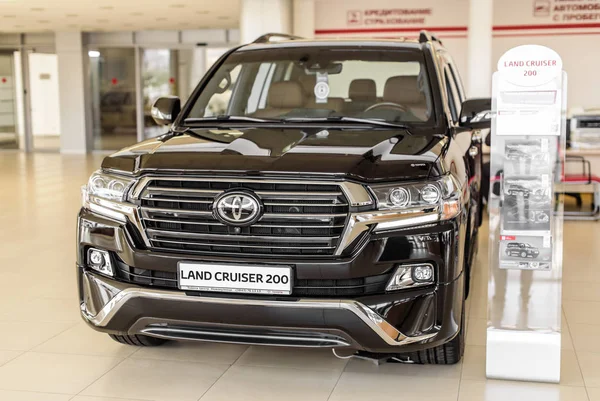 Novokuznetsk, Rusia - Mart 01, 2017: Toyota Land Cruiser 200 — Foto de Stock