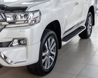 Novokuznetsk, Rusya Federasyonu - Mart 01, 2017: Toyota Land Cruiser 200