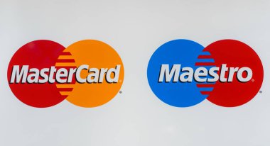 Novokuznetsk, Rusya Federasyonu - 17 Mayıs 2016: Mastercard ve Maestro logosu kağıt üzerinde ve beyaz zemin üzerine yerleştirilir. MasterCard Worldwide bir Amerikan çokuluslu finansal hizmetler şirketidir.