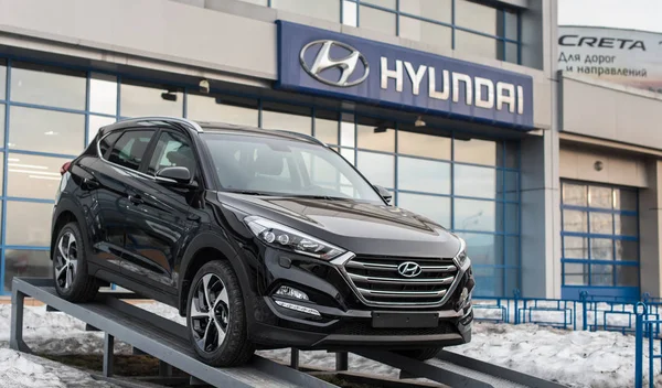 Novokuznetsk, Rusya Federasyonu - Mart 30, 2017: Bayilik Hyundai. Araba Hyundai Tucson — Stok fotoğraf
