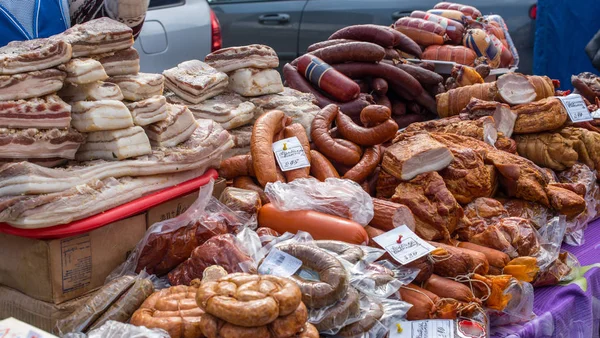 Salsiccia affumicata sul mercato — Foto Stock