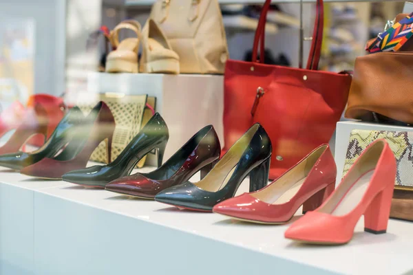 Zapatos de mujer en tacones altos — Foto de Stock
