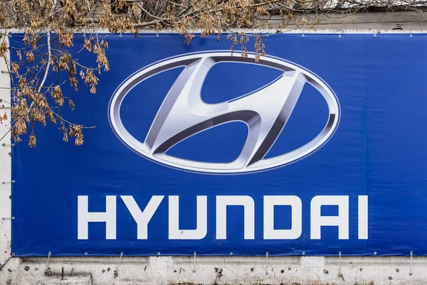 Novokuznetsk, Rússia - 19 de abril de 2017: Logotipo de corporação Hyundai em outdoor Fotografia De Stock