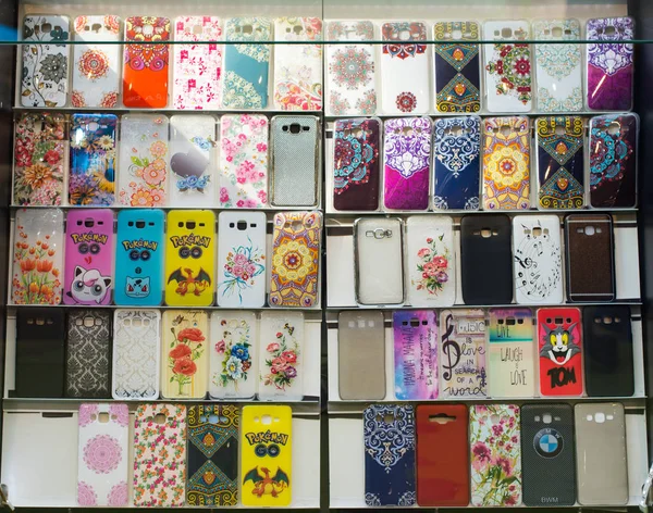 Novokuznetsk, Rússia - 19 de abril de 2017: Capas de telefone celular. Abrange telefone inteligente . Imagem De Stock