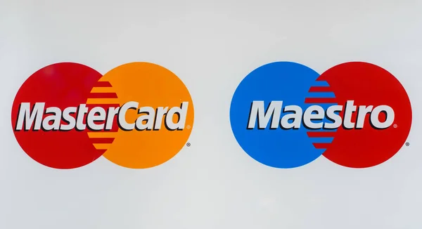 Novokuznetsk, Rússia - 17 de maio de 2016: logotipo Mastercard e Maestro impresso em papel e colocado em fundo branco. MasterCard Worldwide é uma empresa multinacional americana de serviços financeiros . Imagem De Stock