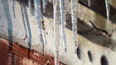 Buz sarkıtları eritebilir. Bahar. Güneş.