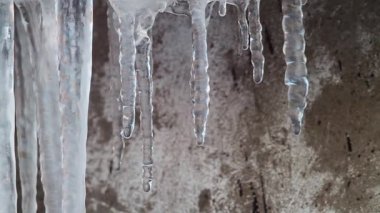 Buz sarkıtları eritebilir. Bahar. Güneş.