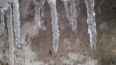 Buz sarkıtları eritebilir. Bahar. Güneş.