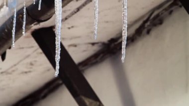 Buz sarkıtları eritebilir. Bahar. Güneş.