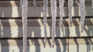 Buz sarkıtları eritebilir. Bahar. Güneş.