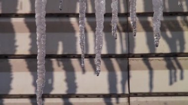 Buz sarkıtları eritebilir. Bahar. Güneş.