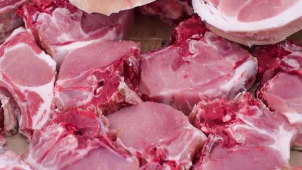 Мясо свинины на рынке — стоковое видео