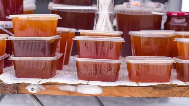 Miel en cajas en el mercado — Vídeos de Stock