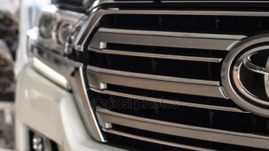 Novokuznetsk, Rusya - Mart 01, 2017: Toyota Land Cruiser 200 araba Toyota logosunun kapatın 