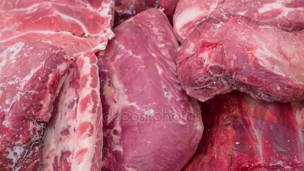 Carne de cerdo en el mercado — Vídeo de stock