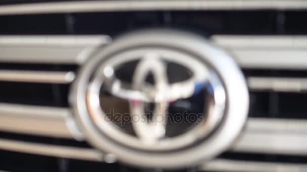 Новокузнецьк, Росія - Mart 01, 2017: Крупним планом Toyota логотип на автомобіль Toyota землі крейсер 200 — стокове відео