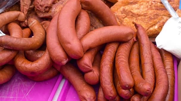 Smoked sausage on the market — Stock Video