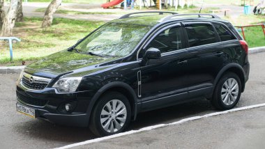 Novokuznetsk, Rusya - 15 Mayıs 2016: Opel Antara (Chevrolet Captiva, Daewoo Winstorm Maxx, Holden Captiva 5, Saturn Vue, Vauxhall Antara, Holden Captiva Maxx)