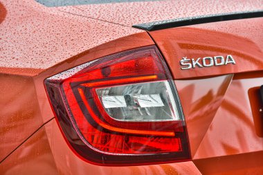 Moskova, Rusya - 02 Eylül 2017: Skoda logosu Skoda hızlı araba üzerinde kapat.