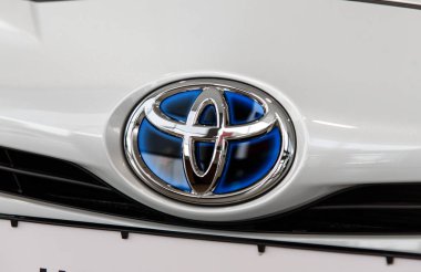 Novokuznetsk, Rusya - 24 Ağustos 2017: Toyota Toyota Prius araba logosuna