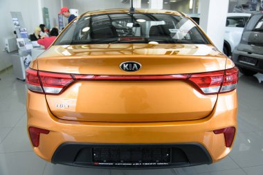 Novokuznetsk, Rusya - 24 Ağustos 2017: Kia Rio (Rio Yb) arkadan görünüm