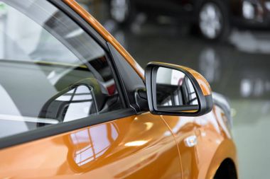 Novokuznetsk, Rusya - 24 Ağustos 2017: Kia Rio (Rio Yb) yan ayna