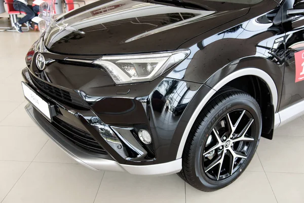 Novokuznetsk, Rusia - 24 de agosto de 2017: Toyota RAV4 Exclusive — Foto de Stock