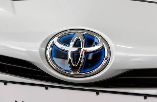 Novokuznetsk, Rusia - 24 de agosto de 2017: logotipo de Toyota en el automóvil Toyota Prius — Foto de Stock