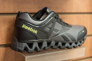 Novokuznetsk, Rusya - 30 Ağustos 2017: Yakın çekim Reebok ayakkabı logosuna
