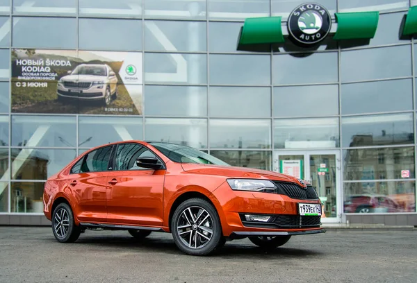 Novokuznetsk, Oroszország - 2017. szeptember 02.: Skoda Rapid Monte Carlo a parkolás — Stock Fotó