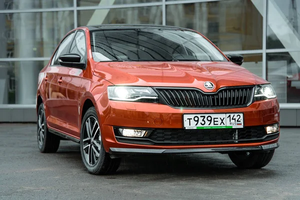 Novokuznetsk, Oroszország - 2017. szeptember 02.: Skoda Rapid Monte Carlo a parkolás — Stock Fotó