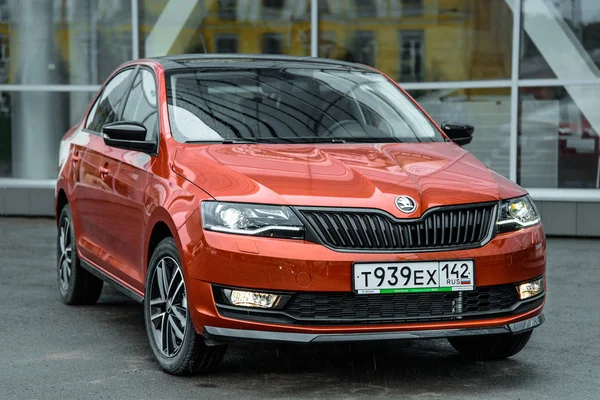 Novokuzněck, Rusko - 02 září 2017: Škoda Rapid Monte Carlo na parkování — Stock fotografie