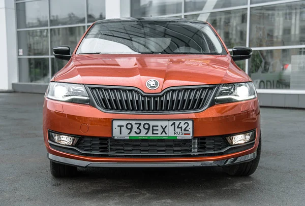 Novokuznetsk, Rusia - 02 de septiembre de 2017: Skoda Rapid Monte Carlo en el aparcamiento — Foto de Stock