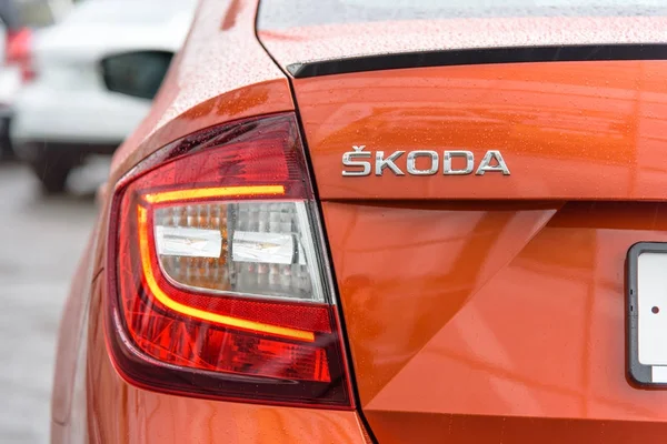 Novokoeznetsk, Rusland - 02 September 2017: Close-up van Skoda logo op snelle Skoda auto. — Stockfoto