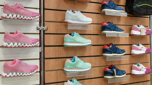 Sapatos esportivos femininos na prateleira — Fotografia de Stock