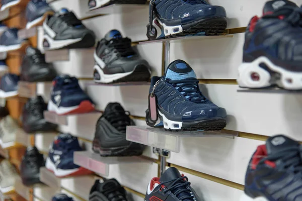 Zapatos deportivos en el estante — Foto de Stock