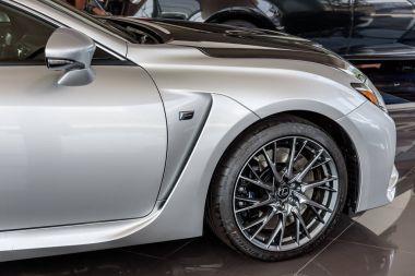 Novokuznetsk, Rusya - 24 Ağustos 2017: Lastik Michelin pilot içinde Bayilik Novokuznetsk Lexus Lexus Rc F üzerinde süper spor