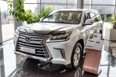 Novokuznetsk, Rusya - 24 Ağustos 2017: Lexus Lx 450d Bayilik Novokuznetsk Lexus
