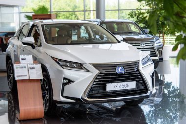 Novokuznetsk, Rusya - 24 Ağustos 2017: Lexus Rx 450h Bayilik Novokuznetsk Lexus '
