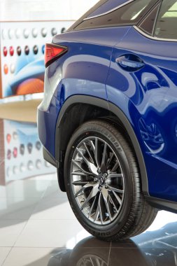 Novokuznetsk, Rusya - 24 Ağustos 2017: Lastik Bridgestone Dueler H/L 33a Bayilik Novokuznetsk Lexus Lexus Rx 200t üzerinde 