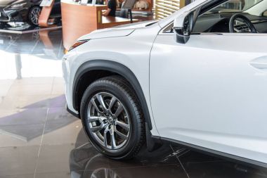 Novokuznetsk, Rusya - 24 Ağustos 2017: Lastik Yokohama içinde Bayilik Novokuznetsk Lexus Lexus Nx 200 üzerinde