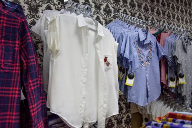 Kadın gömlek bir askı