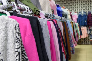 Kadın kazak bir askı üzerinde