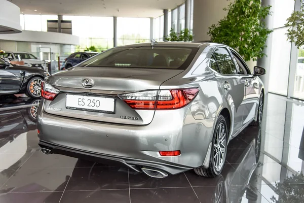 Novokuznetsk, Rússia - 24 de agosto de 2017: Lexus ES 250 visão traseira na concessionária Lexus em Novokuznetsk — Fotografia de Stock