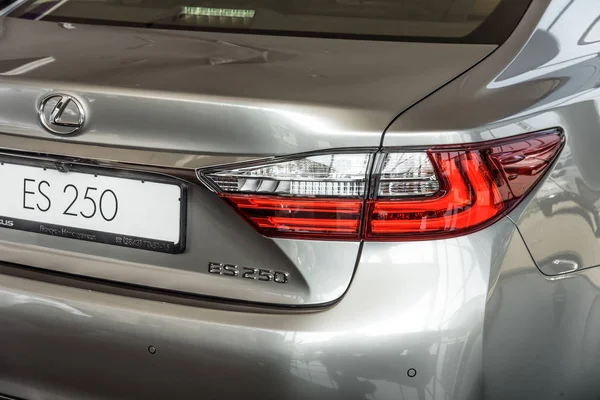 Novokuznetsk, russland - 24. August 2017: lexus es 250 close-up back view im Autohaus lexus in novokuznetsk — Stockfoto